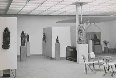 851193 Gezicht op een gedeelte van de vaste tentoonstelling van het Museum van Nieuwe Religieuze Kunst (MNRK), met ...